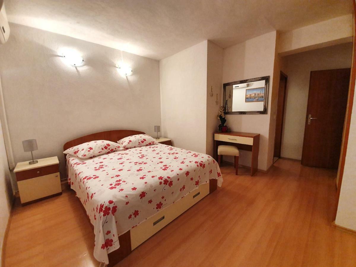 Apartmani Renata Brela Exterior photo